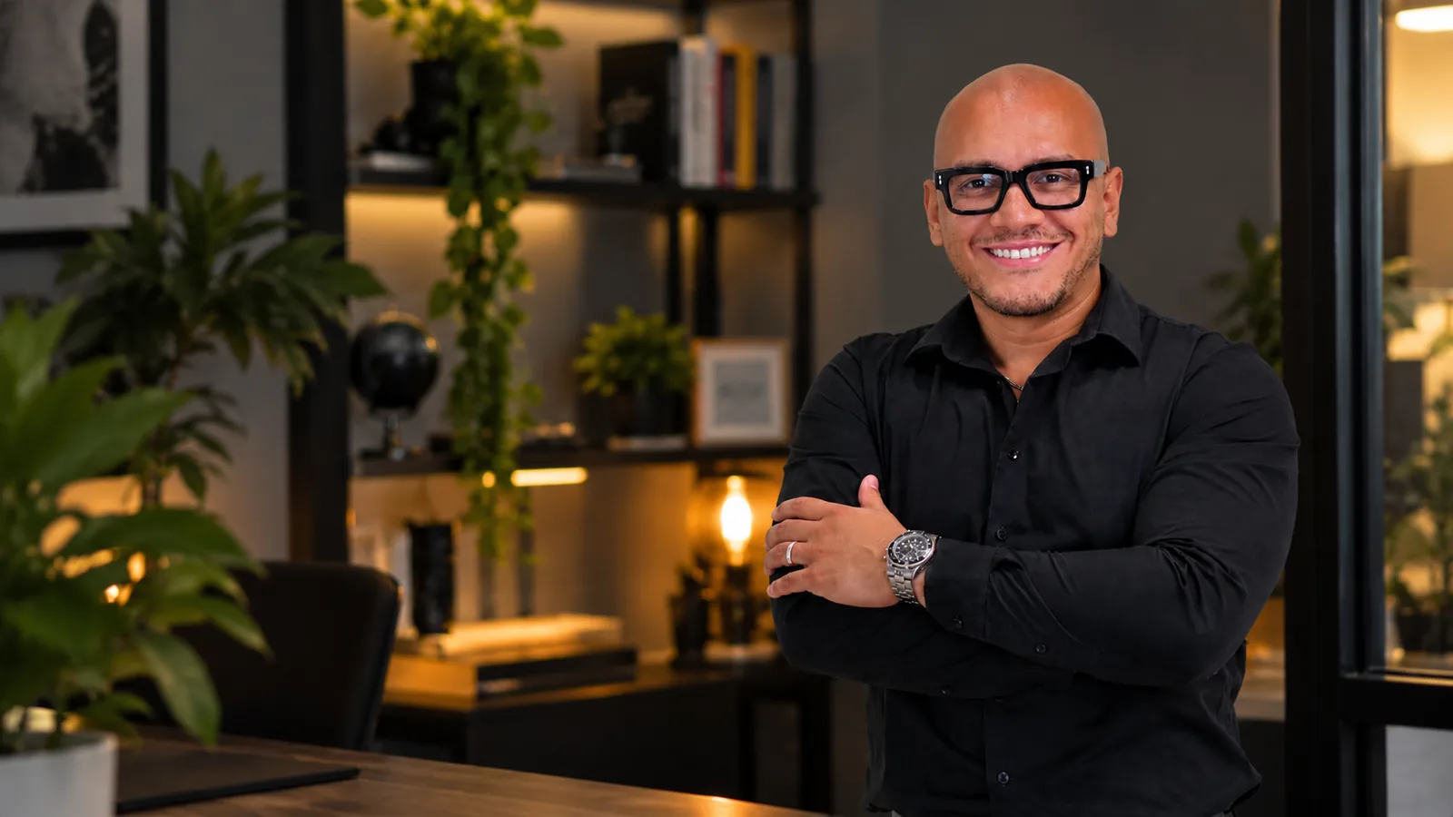 Oneill Fermin, estratega de marketing digital, en su oficina